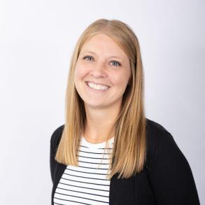 Nicole Lundquist Headshot 